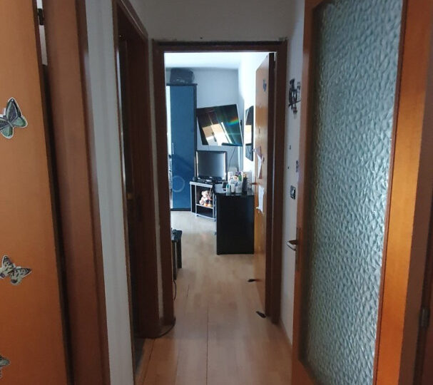 Appartamento di civle abitazione posto al piano terzo di fabbricato condominiale composta da ingresso/soggiorno, cucina, tre camere da letto, due bagni e pertinenziale box auto al piano terra — foto 3 di 11