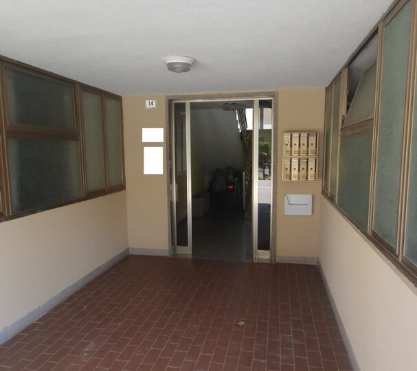 Appartamento di civle abitazione posto al piano terzo di fabbricato condominiale composta da ingresso/soggiorno, cucina, tre camere da letto, due bagni e pertinenziale box auto al piano terra — foto 4 di 11