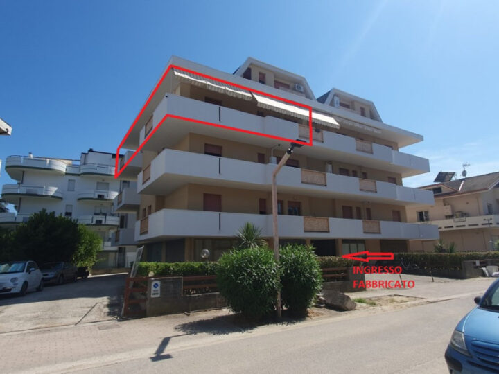 Appartamento di civle abitazione posto al piano terzo di fabbricato condominiale composta da ingresso/soggiorno, cucina, tre camere da letto, due bagni e pertinenziale box auto al piano terra — foto 5 di 11
