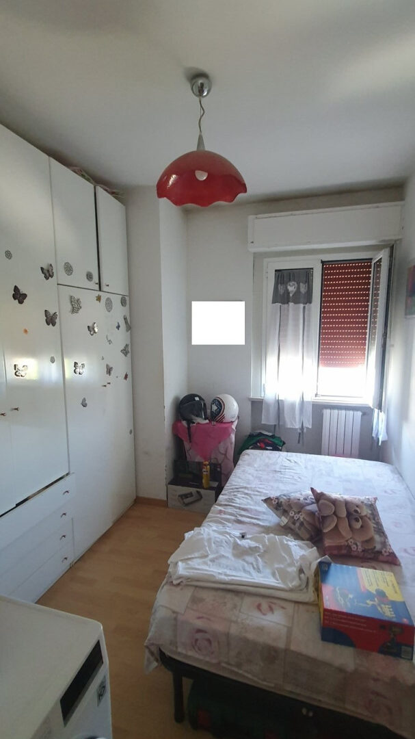 Appartamento di civle abitazione posto al piano terzo di fabbricato condominiale composta da ingresso/soggiorno, cucina, tre camere da letto, due bagni e pertinenziale box auto al piano terra — foto 1 di 11