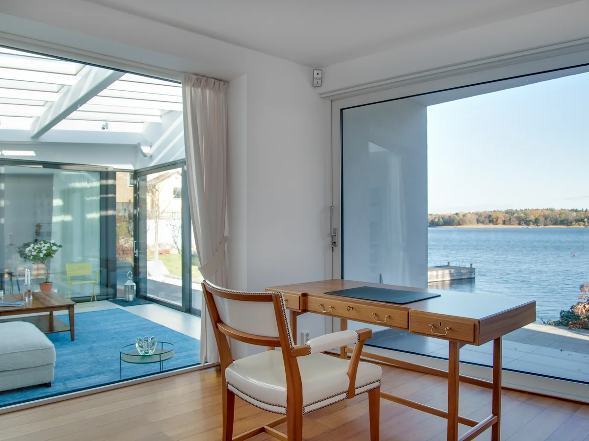 Interno di una villa con vetrate sul mare