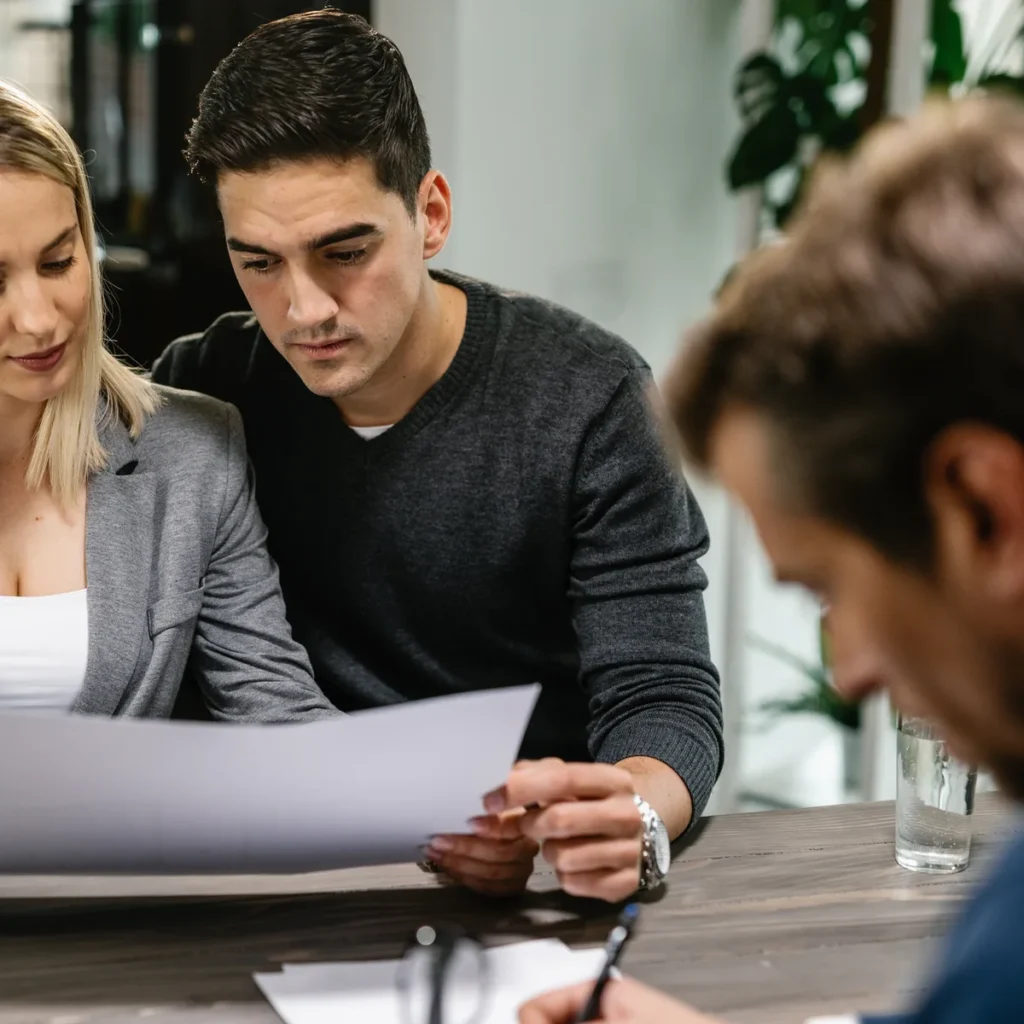 Coppia che studia la planimetria con un consulente